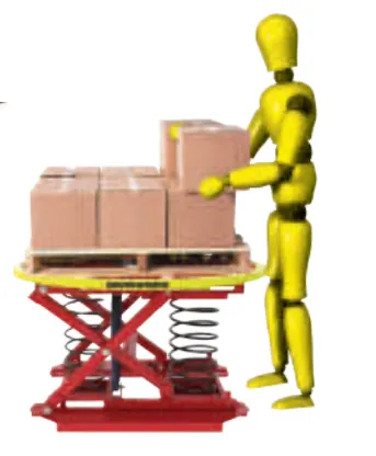 Maniquí colocando cajas sobre una tarima en un elevador de resorte, facilitando el manejo de tarimas de forma segura.