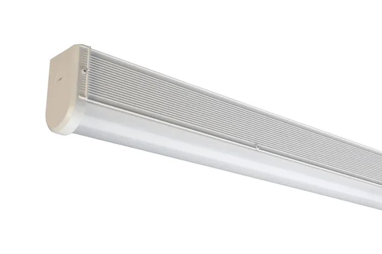Luminaria LED lineal tipo batten con carcasa de aluminio estriado y tapa lateral de plástico, ideal para oficinas y pasillos.