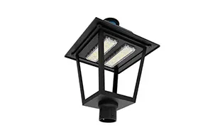 Luminaria tipo farol de exterior en color negro, con diseño clásico y módulos LED visibles, para montaje en poste.