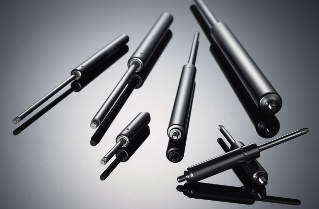 Colección de diversos resortes de gas liftline sobre fondo oscuro, la imagen es un ejemplo de productos SUSPA.