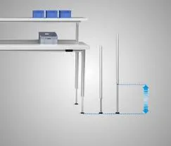 Mesa con estantes y cajas azules mostrando cuándo conviene automatizar un sistema de ajuste de altura.