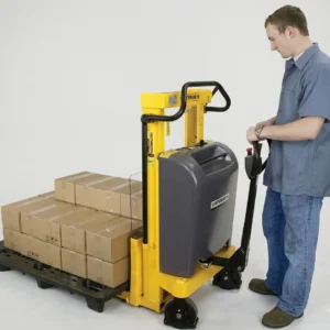 Vista general del producto PalletPal Mobile Levelers en donde un hombre usa la parte de agarradera para poder moverlo.