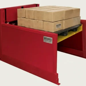 Vista semilateral del producto PalletPal roll on level Loaders de color rojo con una base de color amarillo y detalle de cajas en la parte superior.