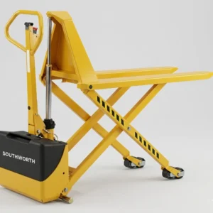 Transpaleta manual de tijera de color amarillo marca Southworth, elevada en posición de trabajo con las horquillas vacías y apoyada sobre sus ruedas traseras.