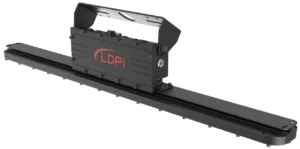 Luminaria LED lineal de alta eficiencia con certificación antiexplosiva de la marca LDPi, diseñada para montaje en estructuras metálicas en plantas industriales y zonas de riesgo.
