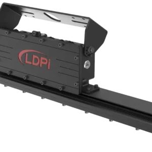 Luminaria LED lineal de alta eficiencia con certificación antiexplosiva de la marca LDPi, diseñada para montaje en estructuras metálicas en plantas industriales y zonas de riesgo.
