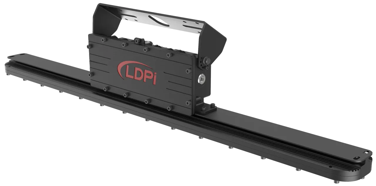 Luminaria LED lineal de alta eficiencia con certificación antiexplosiva de la marca LDPi, diseñada para montaje en estructuras metálicas en plantas industriales y zonas de riesgo.