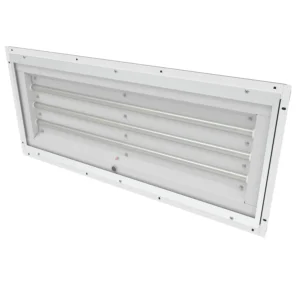 Vista en ángulo de la luminaria industrial LED LE485 de acceso frontal, con un marco blanco, tres tubos LED translúcidos integrados en una estructura metálica y un indicador luminoso de estado.