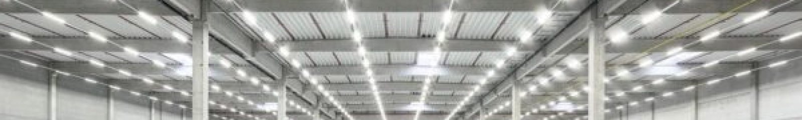 Bodega industrial iluminada con luminarias LED que mejoran la visibilidad y eficiencia en los espacios de trabajo instalada por Altogrado.